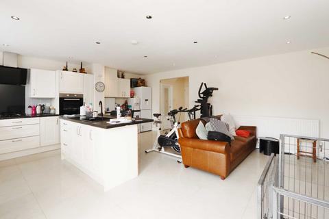 3 bedroom semi-detached house to rent, Gainsborough Road, New Malden
