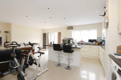 3 bedroom semi-detached house to rent, Gainsborough Road, New Malden