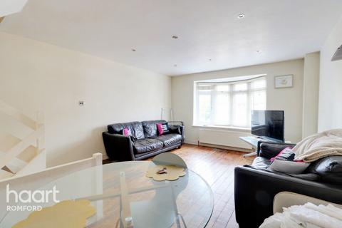 26 Sims Close, Romford, RM1 3QT