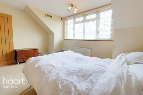26 Sims Close, Romford, RM1 3QT