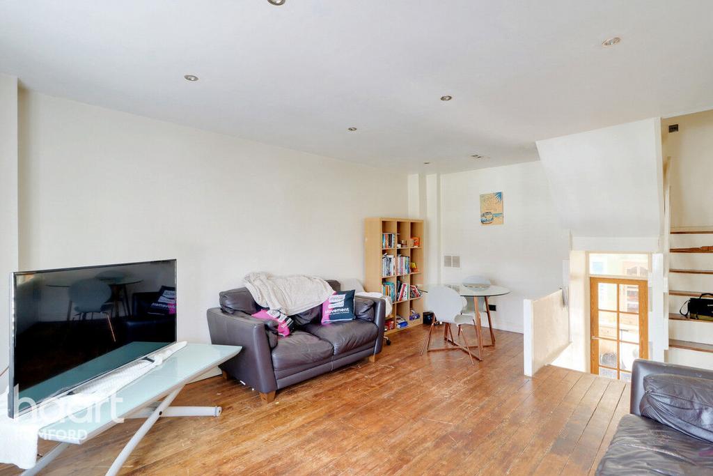 Sims Close, Romford 3 bed townhouse for sale £425,000