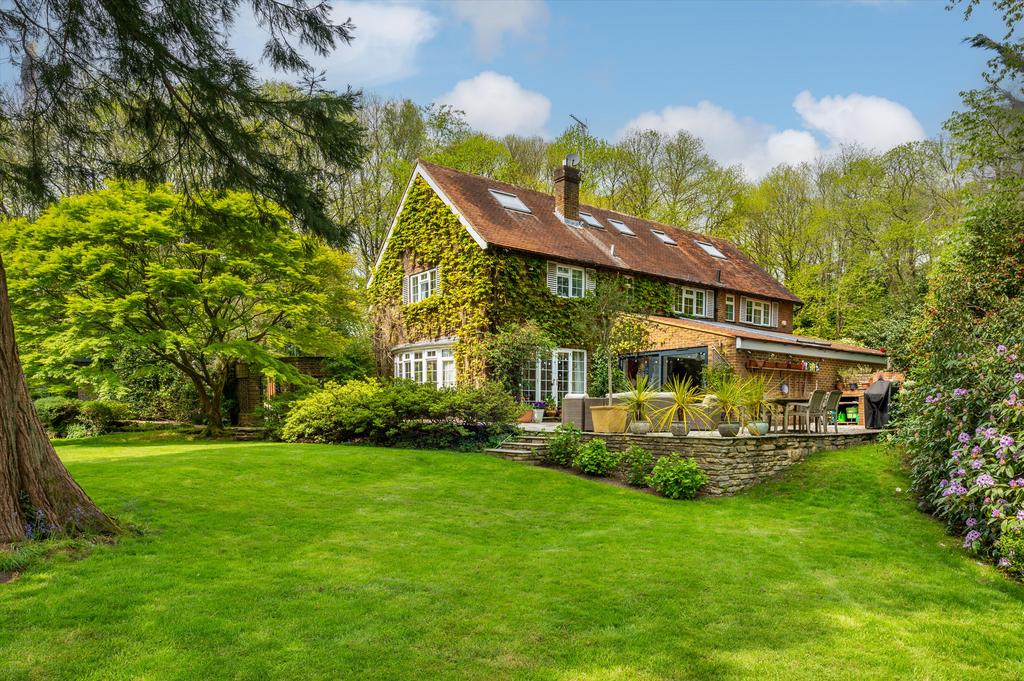Weydown Road, Haslemere, Surrey, GU27 6 bed detached house for sale £