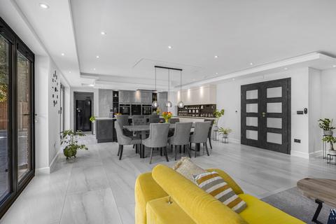 11 Featherston Road, Streetly, Sutton Coldfield, B74 3JW