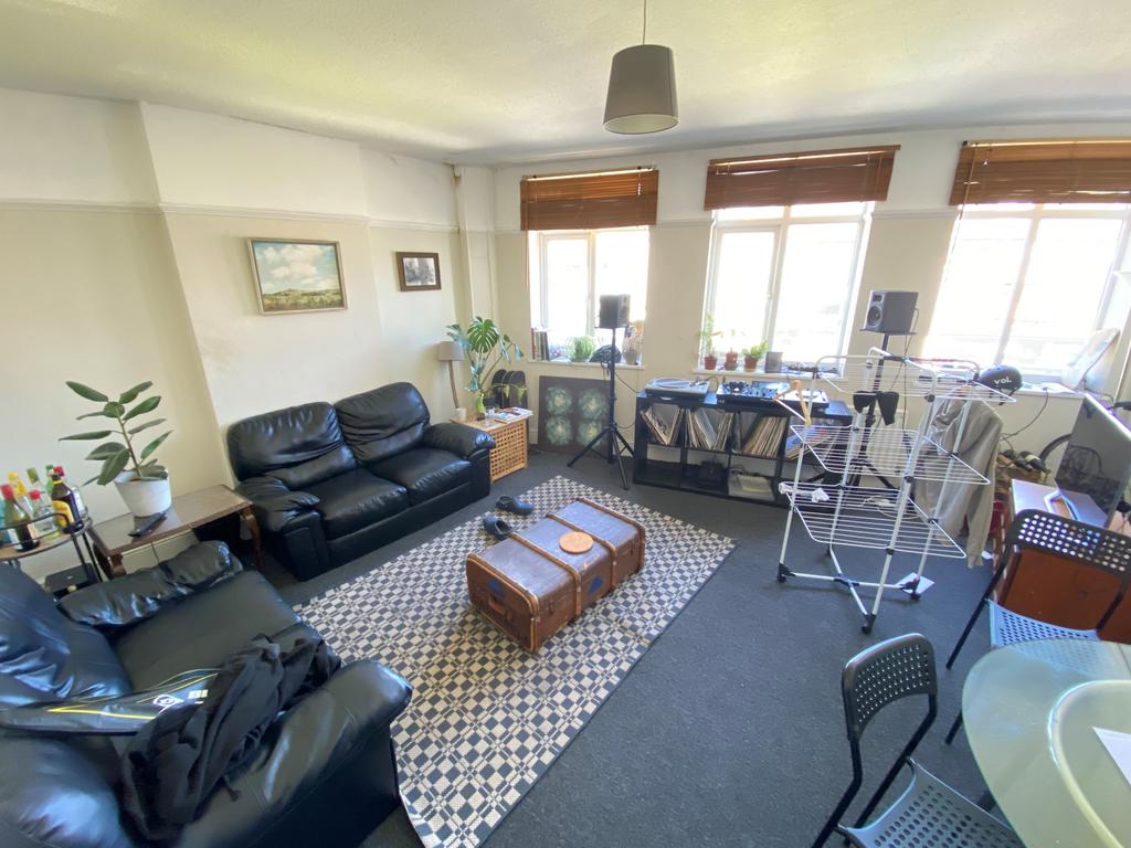 Living Room T202305311102.jpg