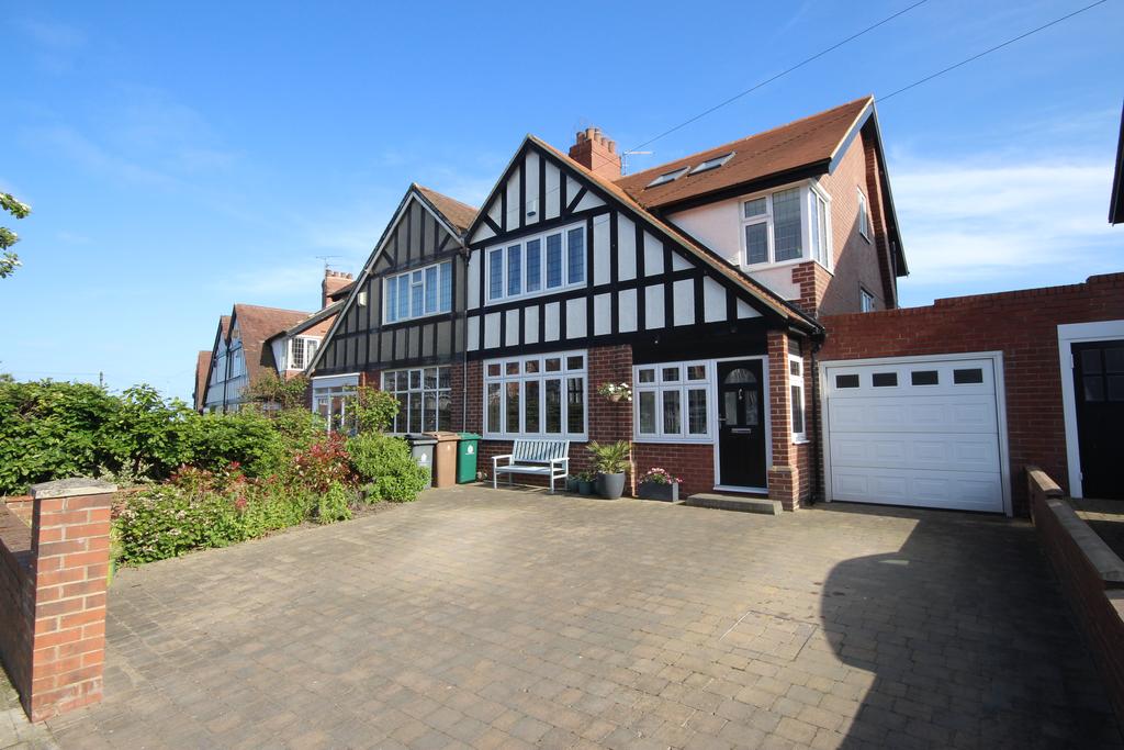 St Marys Avenue, Whitley Bay, Tyne &... 5 bed semidetached house £