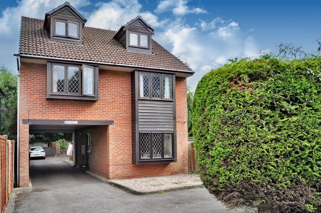 Yew Tree Road, Witley, Godalming, Surrey, GU8 1 bed apartment for sale