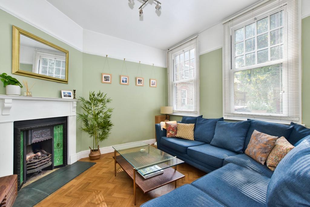 Dickinson Square, Croxley Green, Rickmansworth, Hertfordshire, WD3 3 bed cottage for sale £635,000