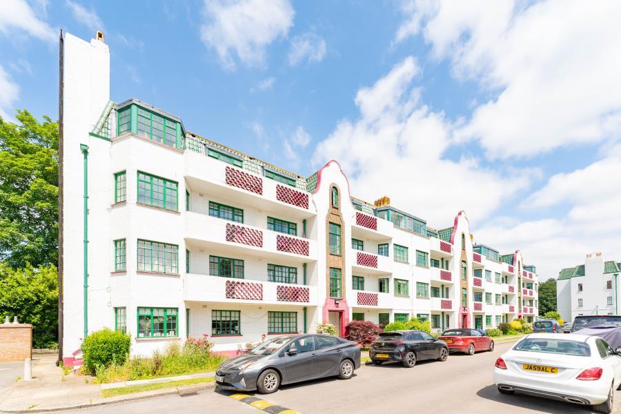 Ealing Village 3 bed flat for sale £550,000