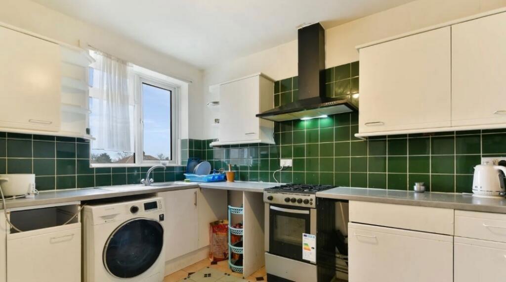 Uxbridge Road, Hayes, UB4 0RY 2 bed flat £220,000