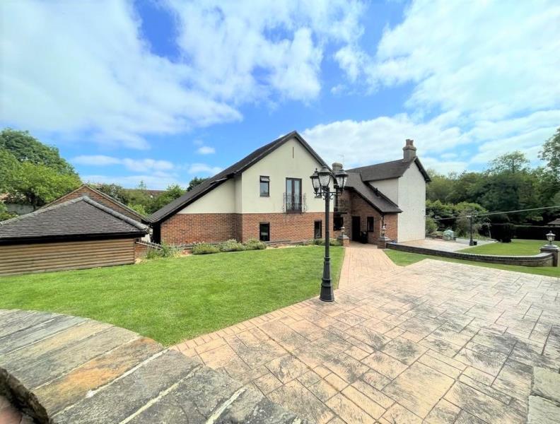 School Lane, Loughton 4 bed detached house to rent £3,000 pcm (£692 pw)