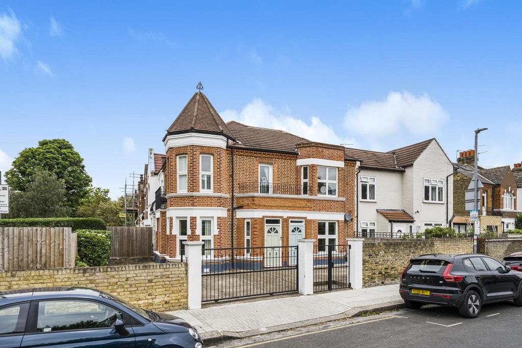 Bedford Hill, Balham 2 bed flat for sale £650,000