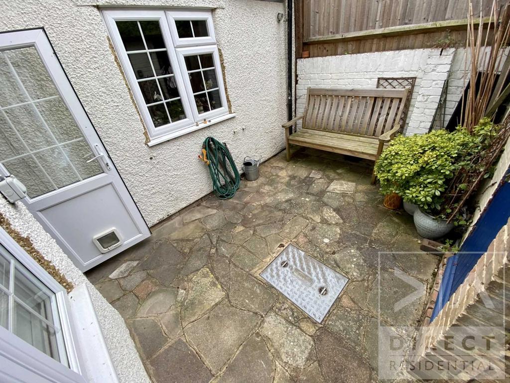 Carters Road, Epsom KT17 2 bed cottage £1,675 pcm (£387 pw)