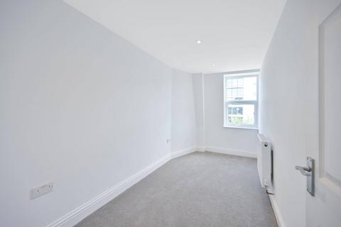 2 bedroom flat to rent, Bath Road, Cranford, Hounslow, TW5