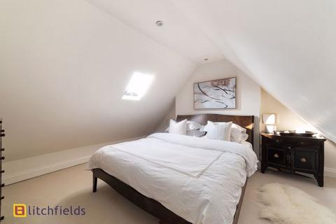 33 Hogarth Hill, London, NW11 6AY