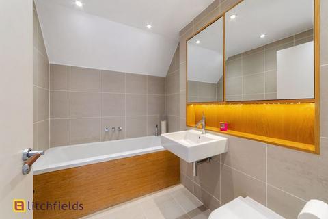 33 Hogarth Hill, London, NW11 6AY