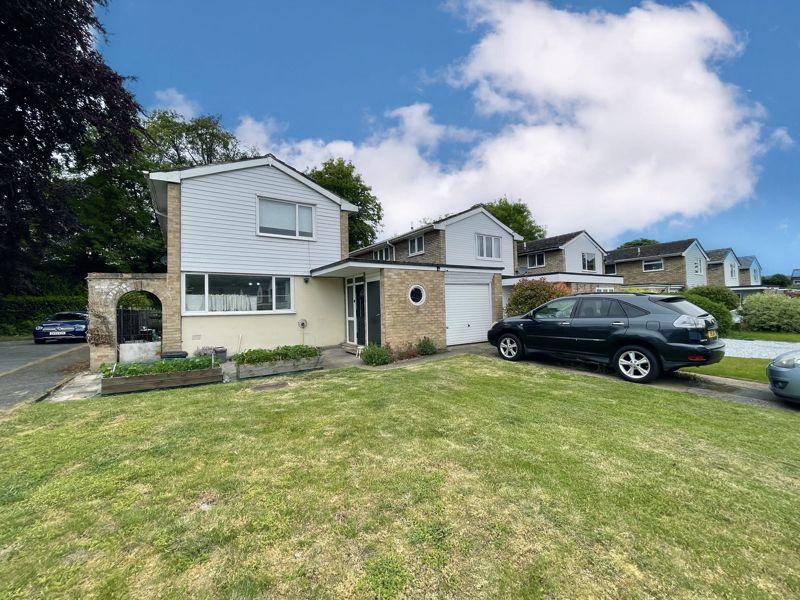 Wooburn Manor Park, Wooburn Green HP10 3 bed detached house £600,000