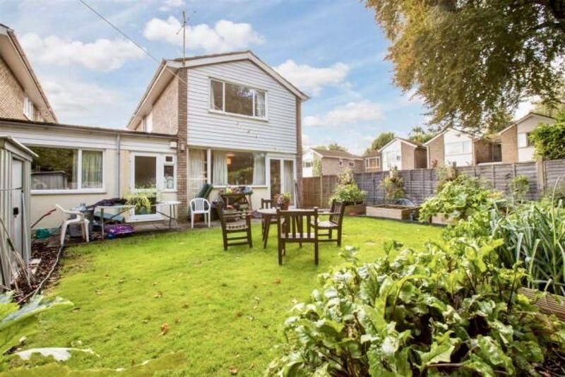 Wooburn Manor Park, Wooburn Green HP10 3 bed detached house £600,000