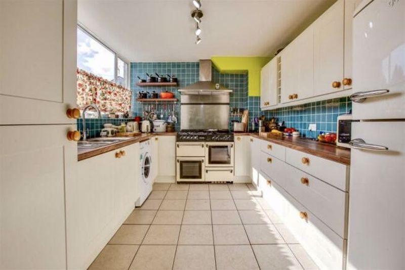 Wooburn Manor Park, Wooburn Green HP10 3 bed detached house £600,000
