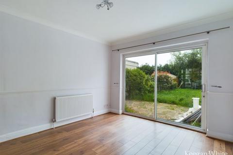 3 bedroom terraced house to rent, Vale Croft, Pinner