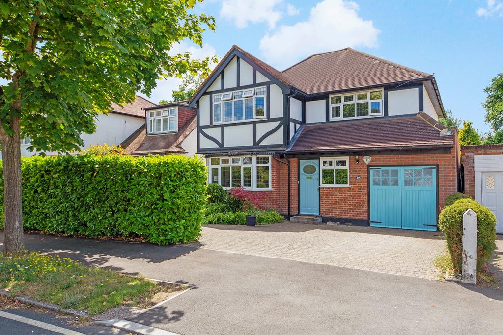 Garrick Close, Hersham, WaltononThames, KT12 4 bed detached house £