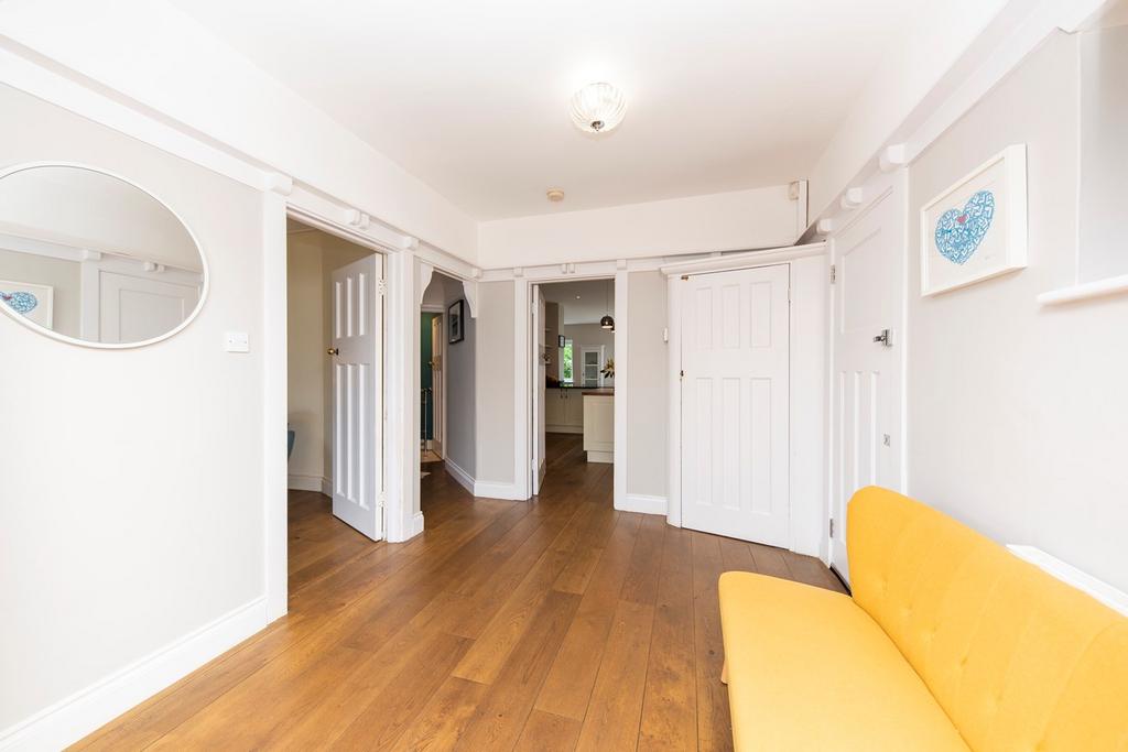 Garrick Close, Hersham, WaltononThames, KT12 4 bed detached house £