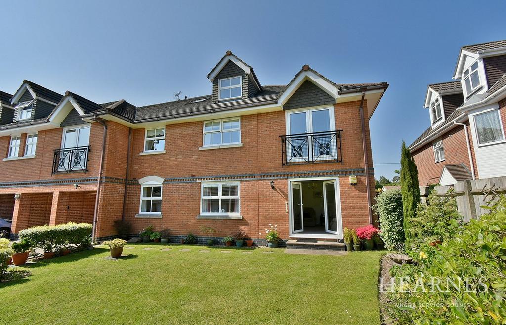 Wimborne Road East, Ferndown, BH22 2 bed apartment for sale £265,000