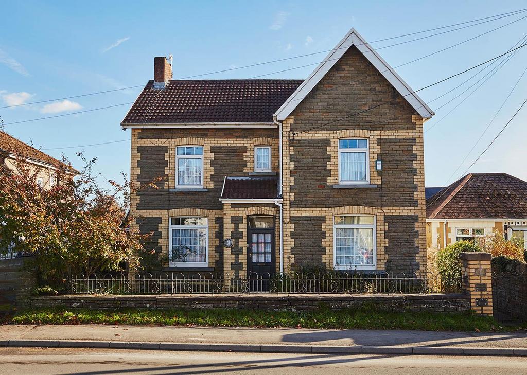 6 Gelligaer Road, Trelewis 4 bed detached house for sale £350,000