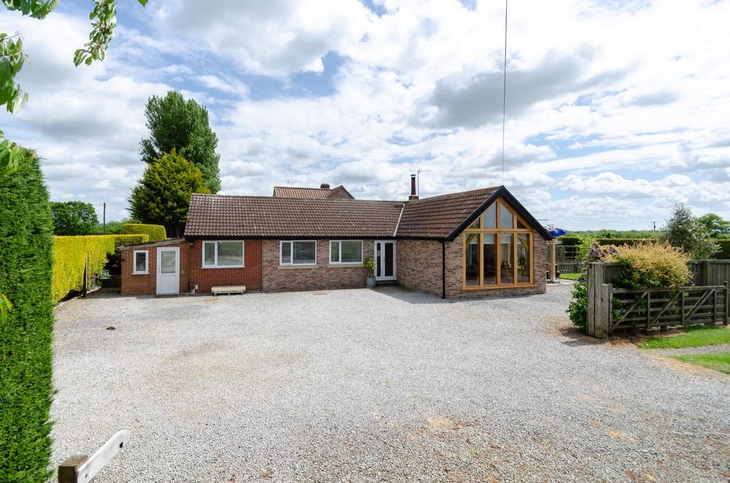 Thirsk Road, Easingwold 3 bed detached bungalow for sale - £675,000