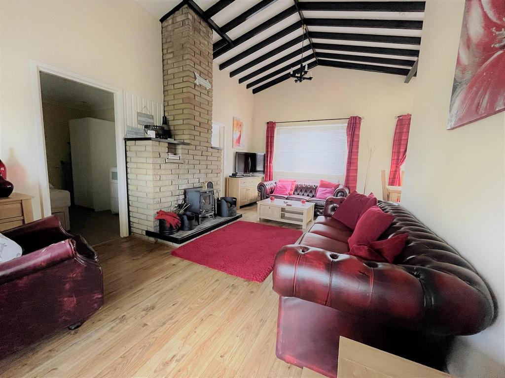 Humberston Fitties, Humberston, Grimsby, N E Lincs, DN36 4HD 4 bed
