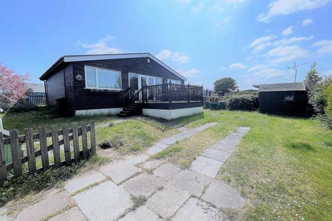 4 bedroom chalet for sale - Humberston Fitties, Humberston, Grimsby, N E Lincs, DN36 4HD
