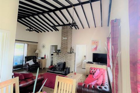 4 bedroom chalet for sale - Humberston Fitties, Humberston, Grimsby, N E Lincs, DN36 4HD