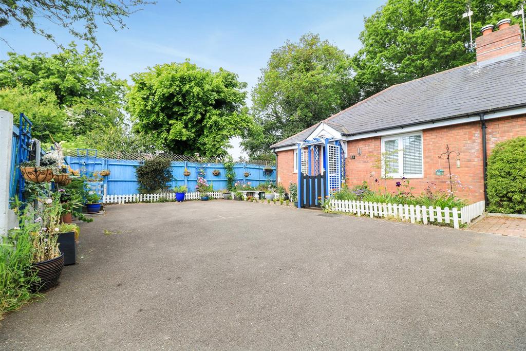 Way, Hatfield Peverel, Chelmsford 1 bed semidetached bungalow