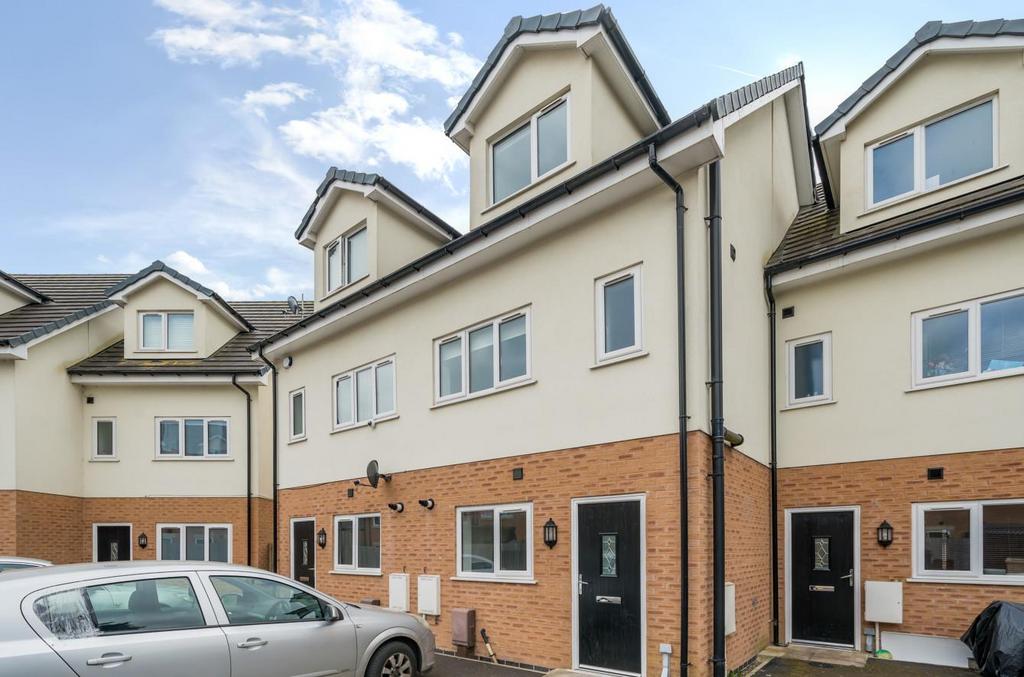 Moorcroft Gardens, Bolton 4 bed townhouse £995 pcm (£230 pw)