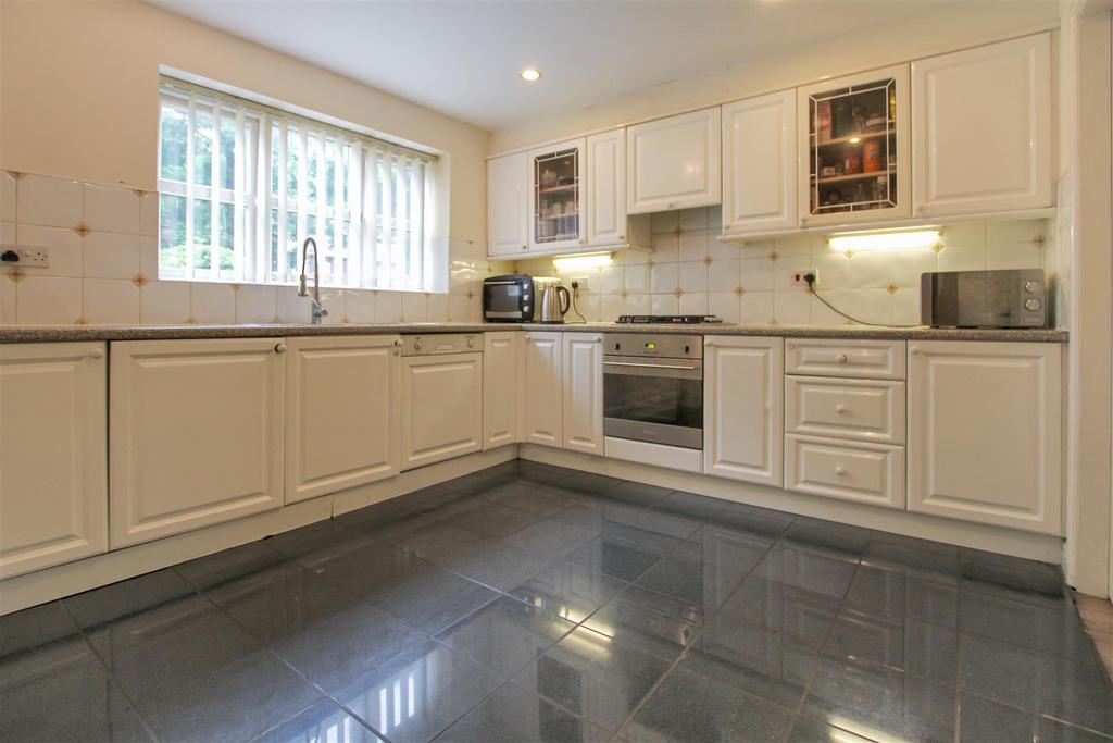 Breakfast Fitted Kitchen: