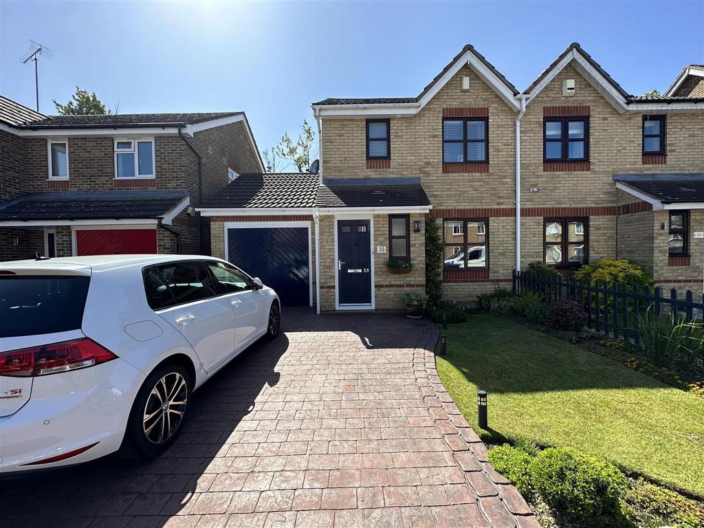 The Gardiners, Harlow 3 bed semidetached house £450,000
