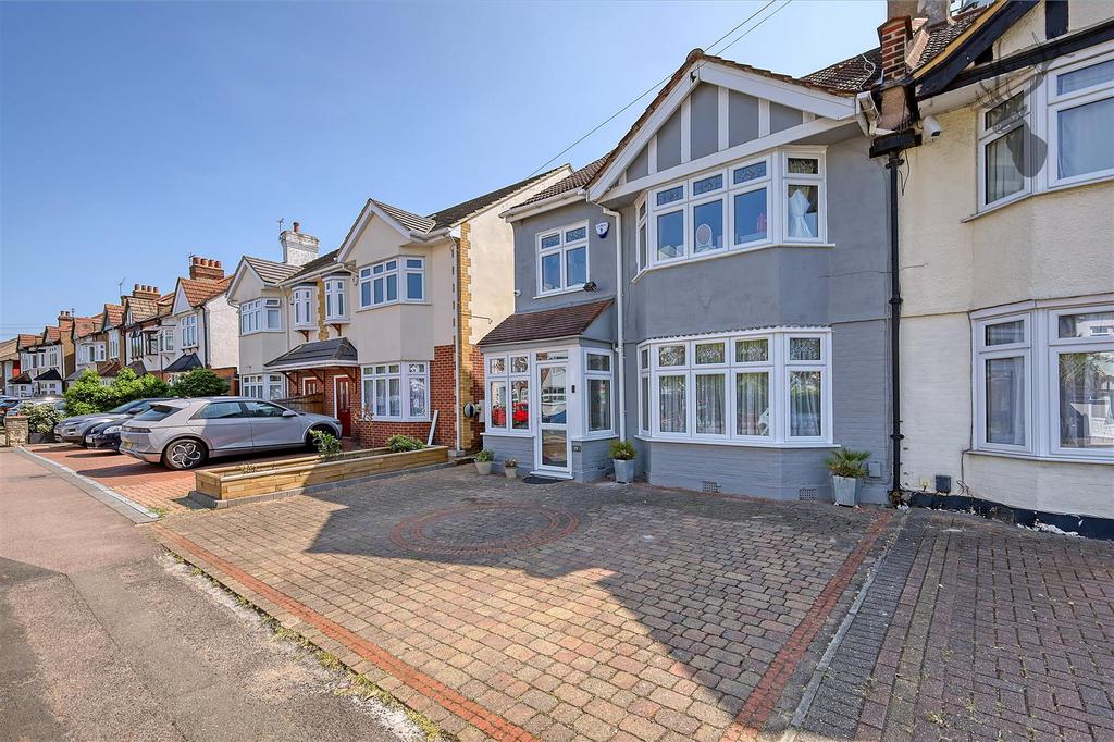 Heathcote Grove, Chingford E4 4 bed house for sale £725,000