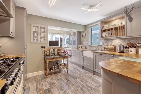 19 Heathcote Grove, London, E4 6RZ