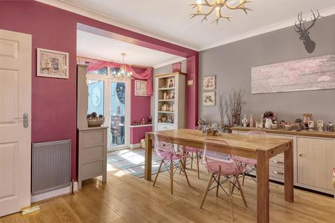 19 Heathcote Grove, London, E4 6RZ