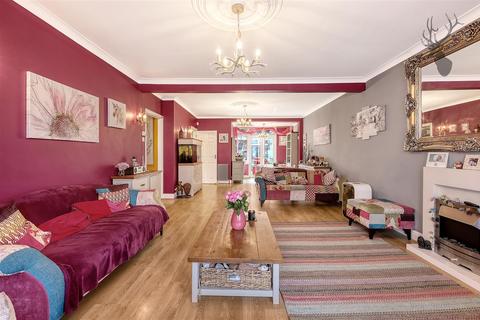 19 Heathcote Grove, London, E4 6RZ