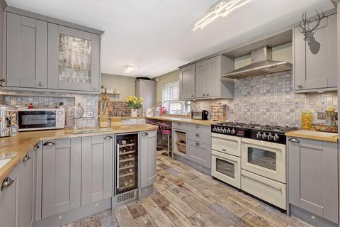 19 Heathcote Grove, London, E4 6RZ