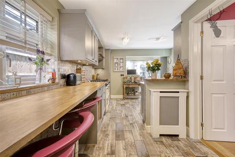 19 Heathcote Grove, London, E4 6RZ