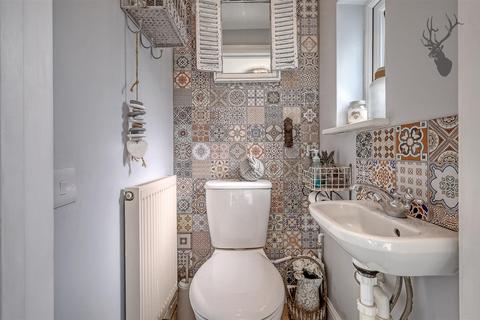19 Heathcote Grove, London, E4 6RZ
