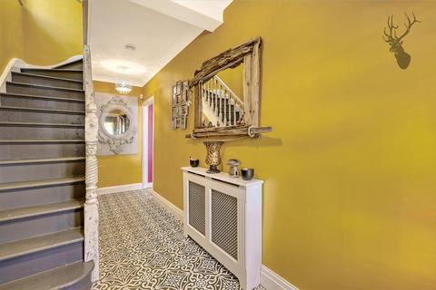 19 Heathcote Grove, London, E4 6RZ