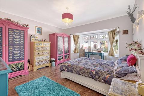 19 Heathcote Grove, London, E4 6RZ