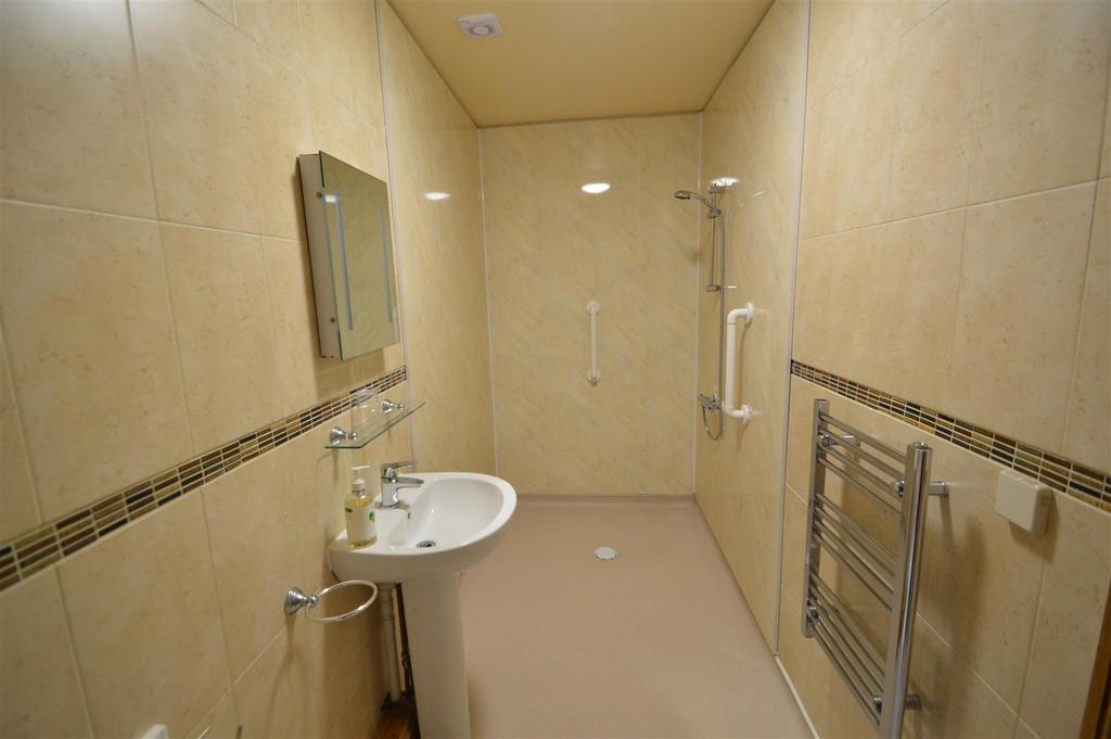 Bed 3 wetroom.JPG