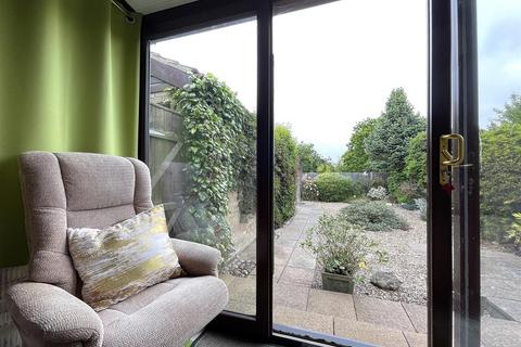 2 bedroom semi-detached bungalow for sale - Smiths Walk, Oulton Broad, Lowestoft