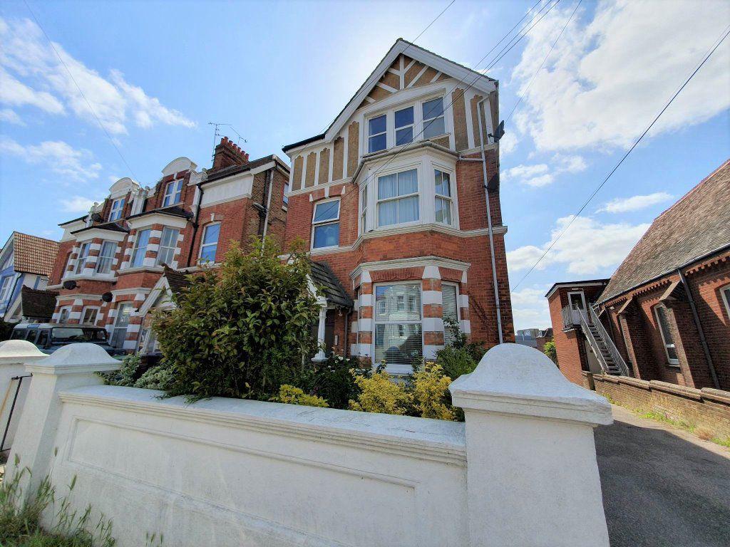 Clifford Road, Bexhill 1 bed flat £875 pcm (£202 pw)