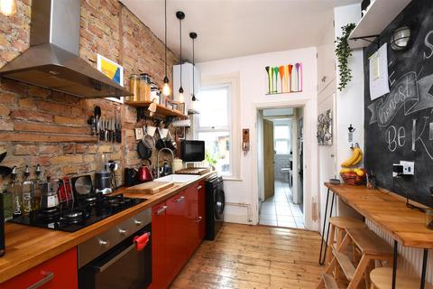 100a Birkhall Road, London, SE6 1TD