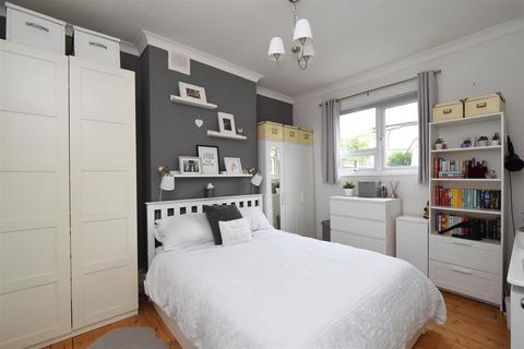 100a Birkhall Road, London, SE6 1TD