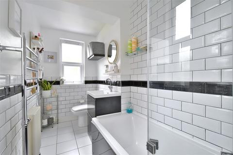 100a Birkhall Road, London, SE6 1TD